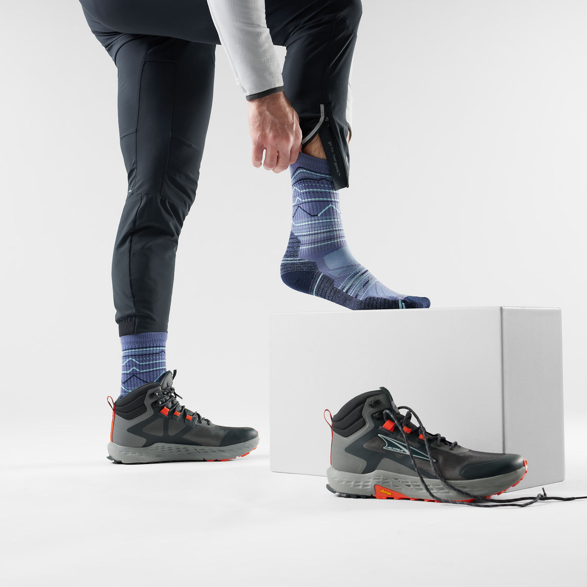 Hike Mountain Range Crew Socks Charcoal-Light Gray - ver - 2