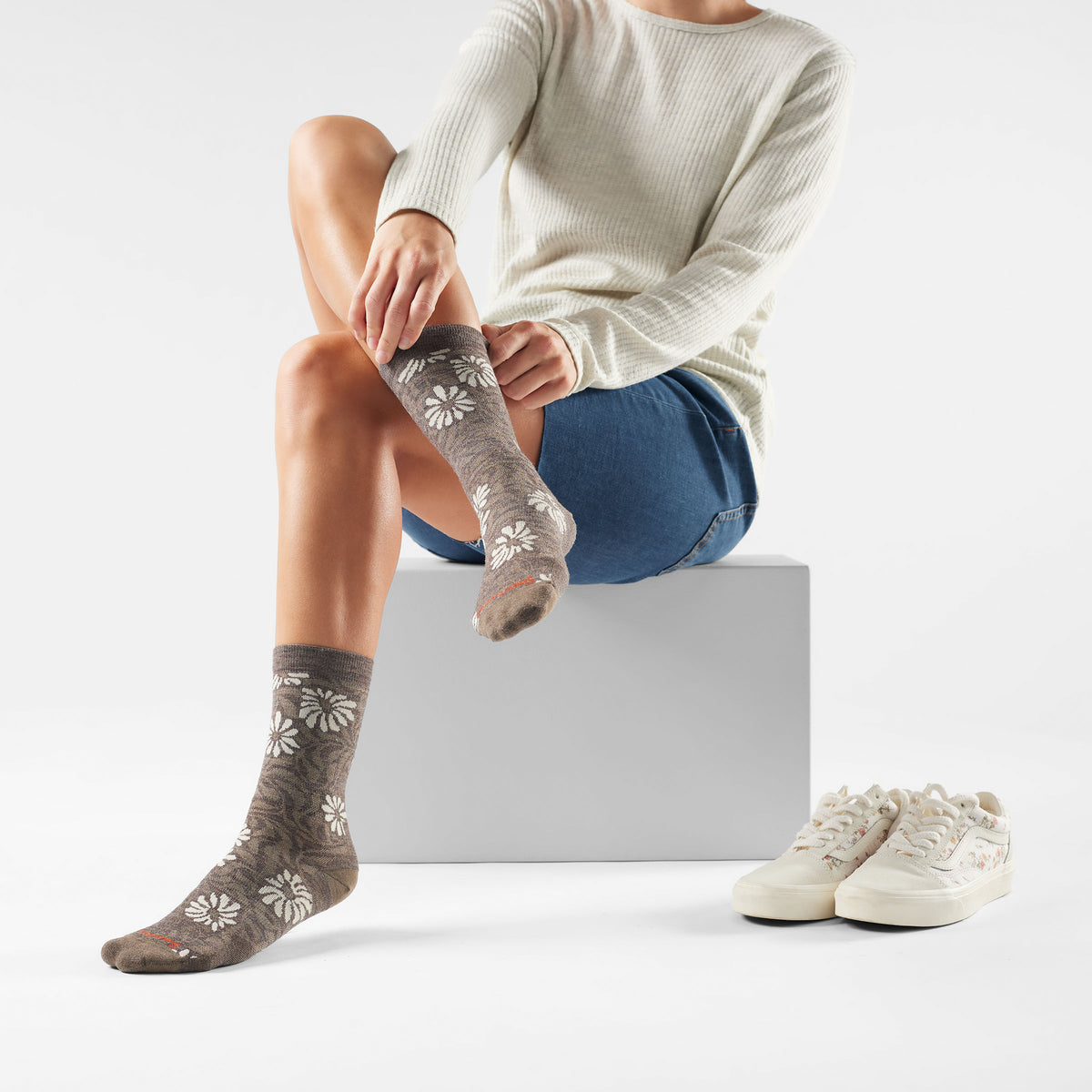 Women's Everyday Floral Crew Socks Taupe - ver - 2