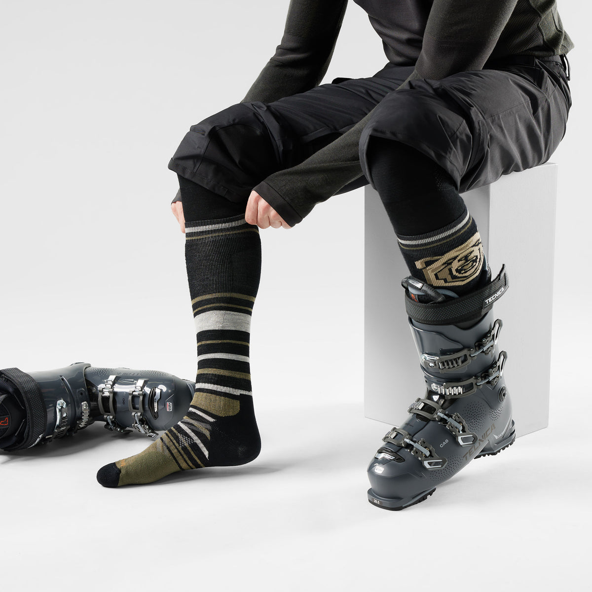 Ski Growling Grizzly Over The Calf Socks Black - ver - 2
