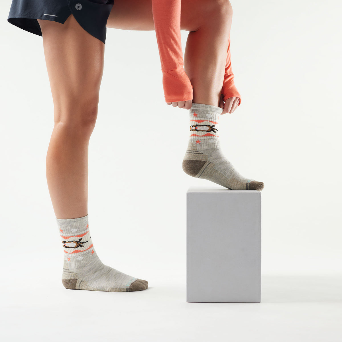 Women's Hike Otter Float Crew Socks Ash - ver - 2